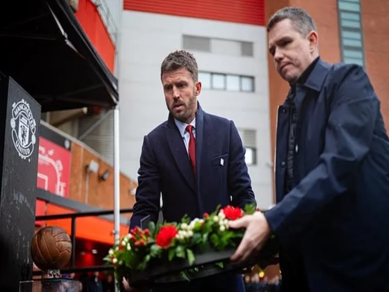 纪念慕尼黑空难68周年,弗兰克和卡里克在赛前敬献花圈